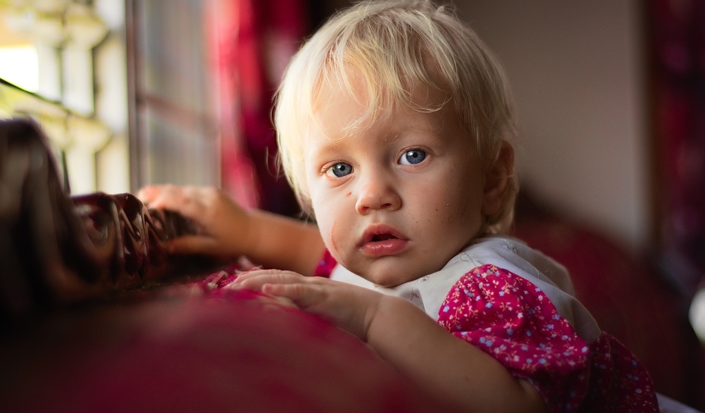 Красивая девушка с голубыми глазами