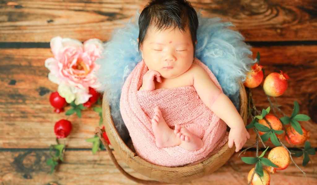 Красивый спящий ребенок с декором