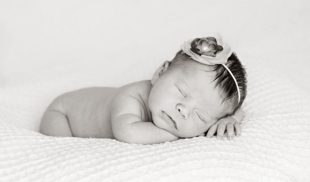 Черно белое фото спящего новорожденного ребенка