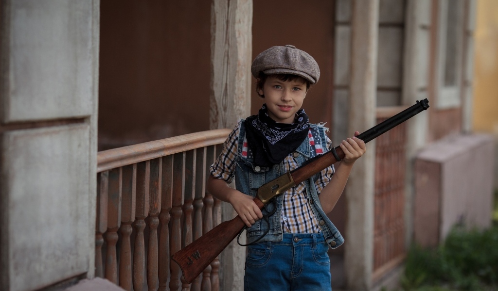 Мальчик охотник с ружьем в руках