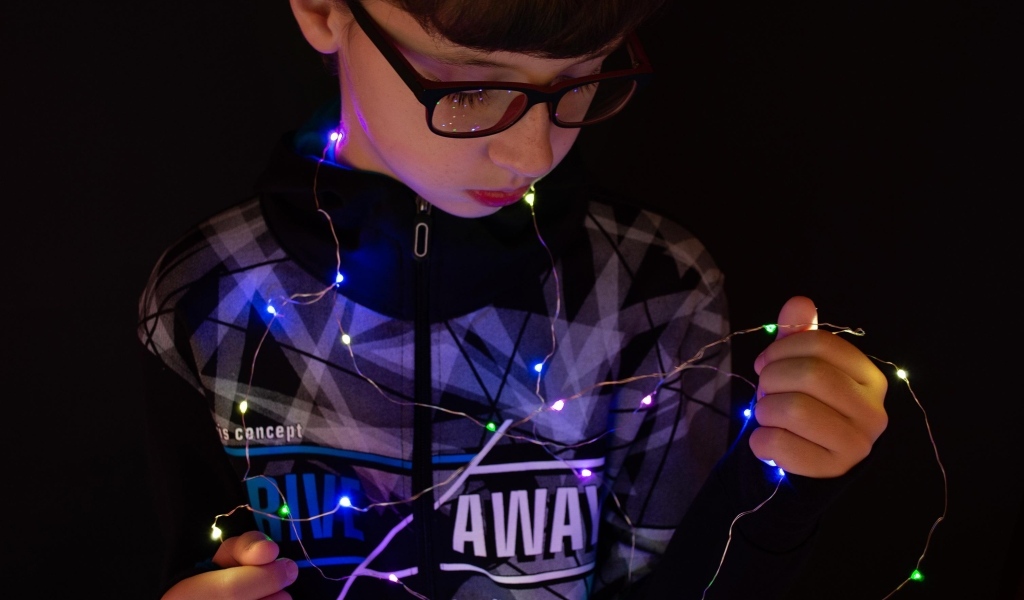 Мальчик в очках с гирляндой