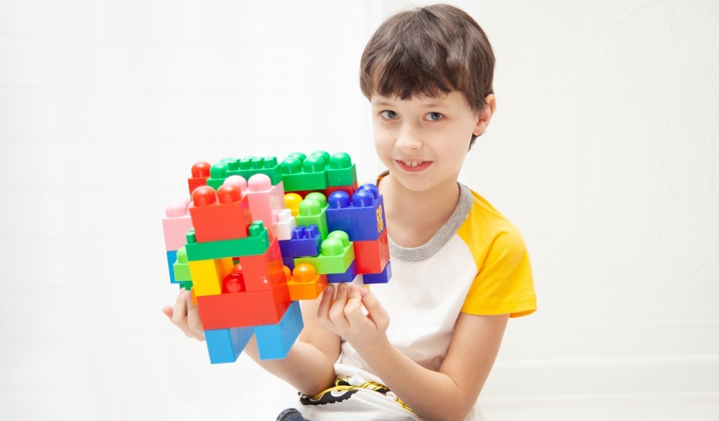 Мальчик с конструктором в руках