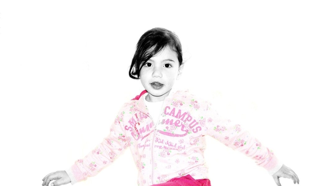 Кареглазая девочка в костюме на белом фоне