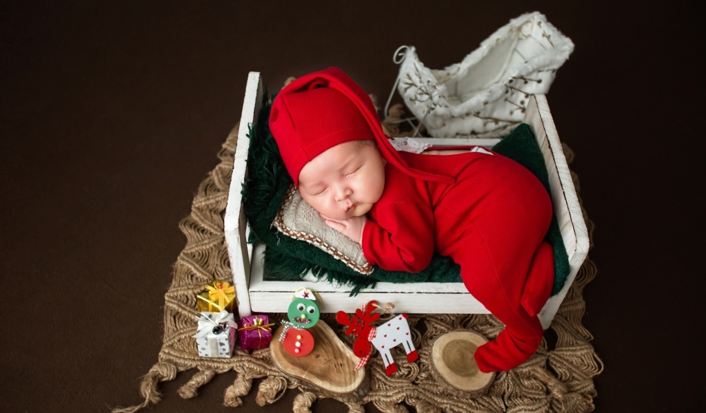 Милый ребенок в красном костюме