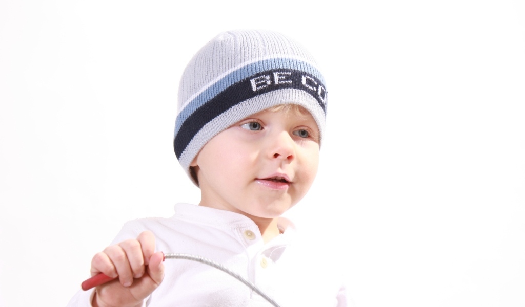 Милый мальчик в шапке на белом фоне