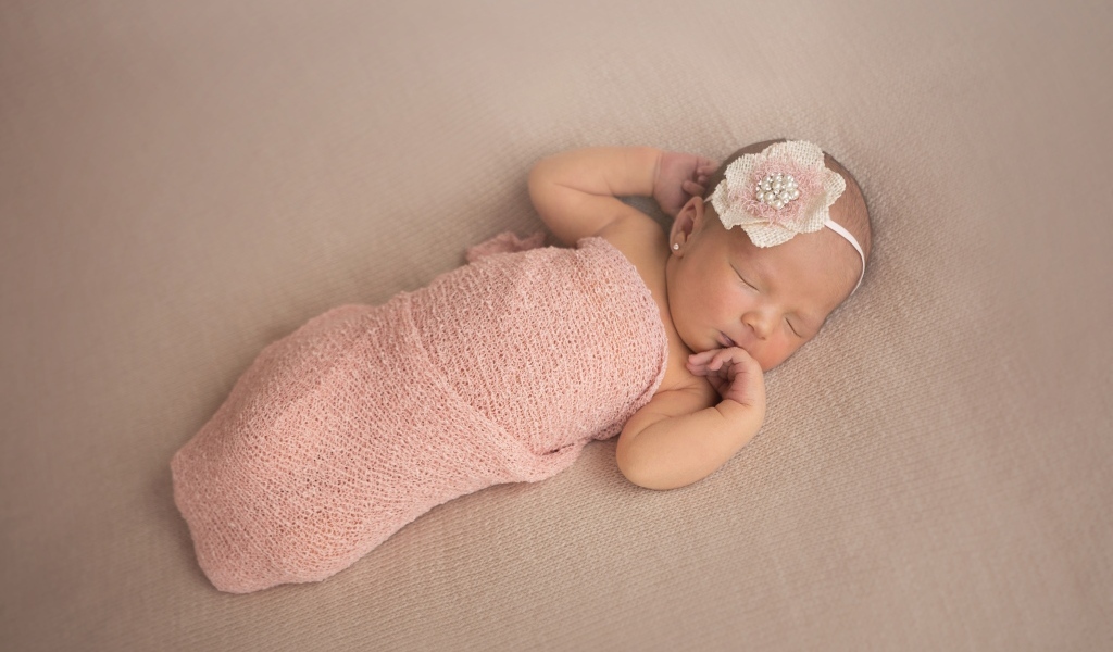 Милое фото новорожденной девочки с бантом на голове