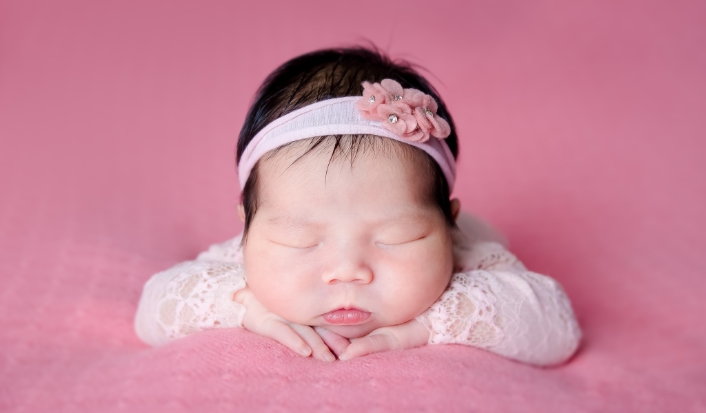 Милая спящая девочка азиатка с ободком на голове