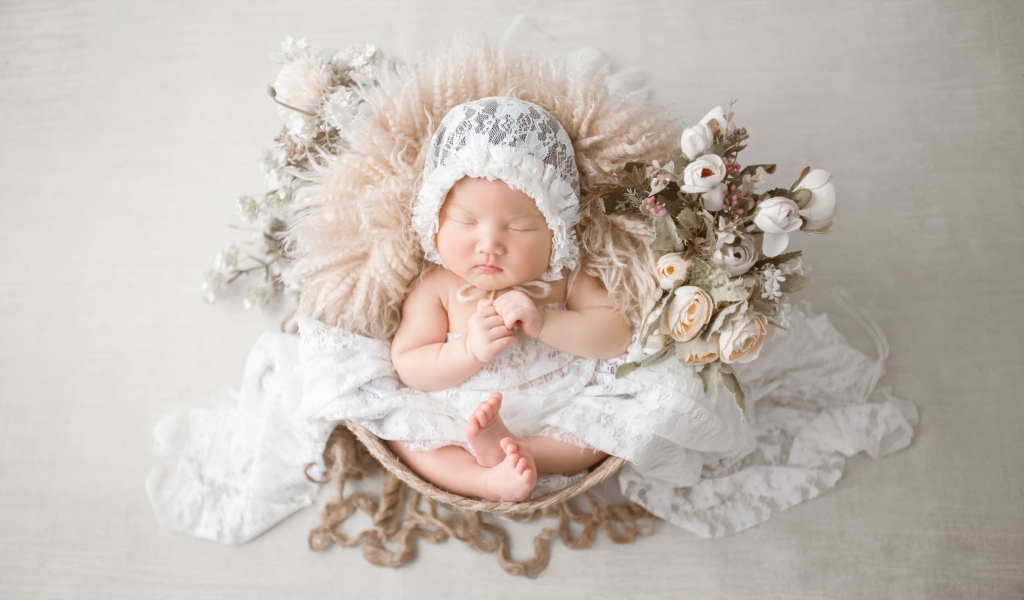 Милый спящий ребенок в белой шапке 