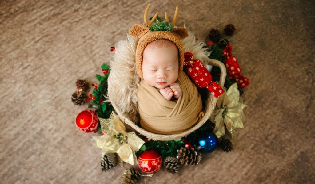 Милый спящий новорожденный малыш с игрушками