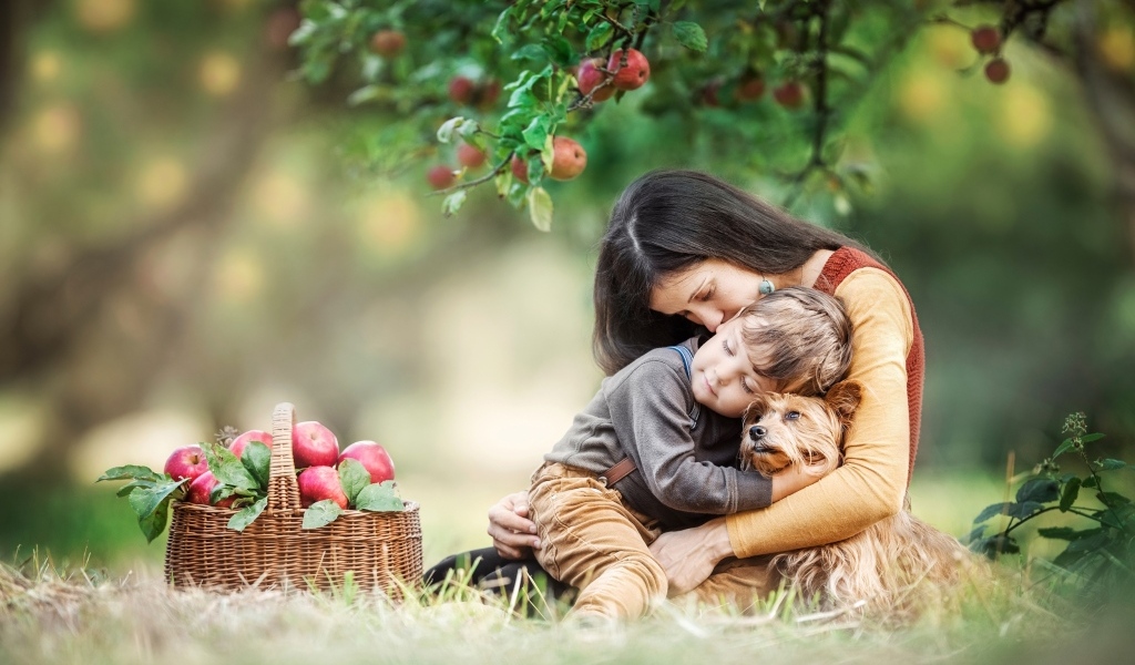 Семья обнимается в саду