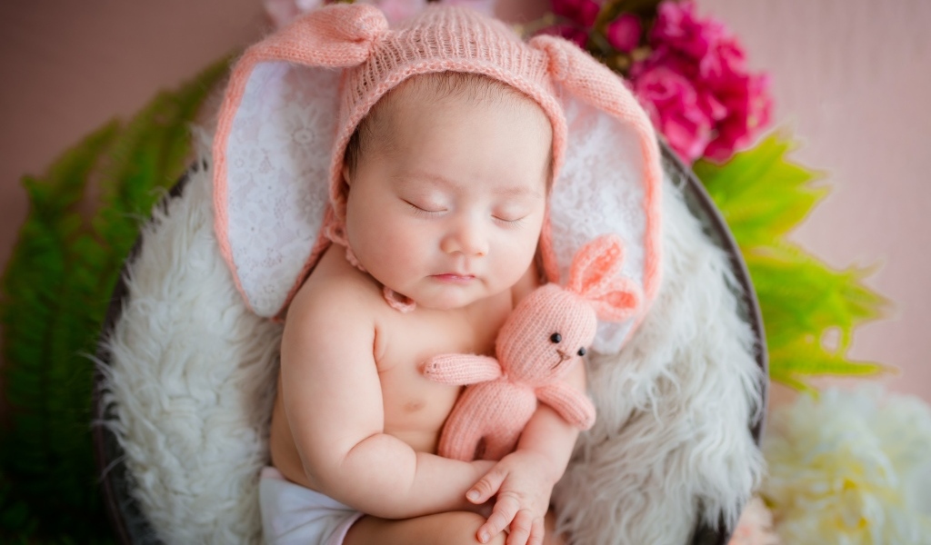 Забавный спящий ребенок обнимает игрушку