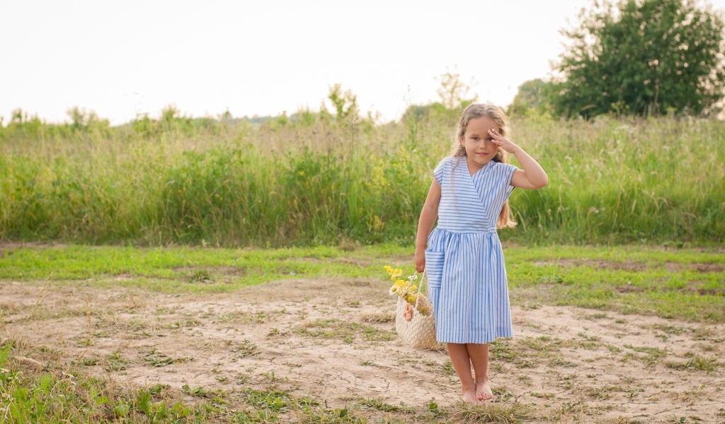 Девочка в платье с сумкой в руках