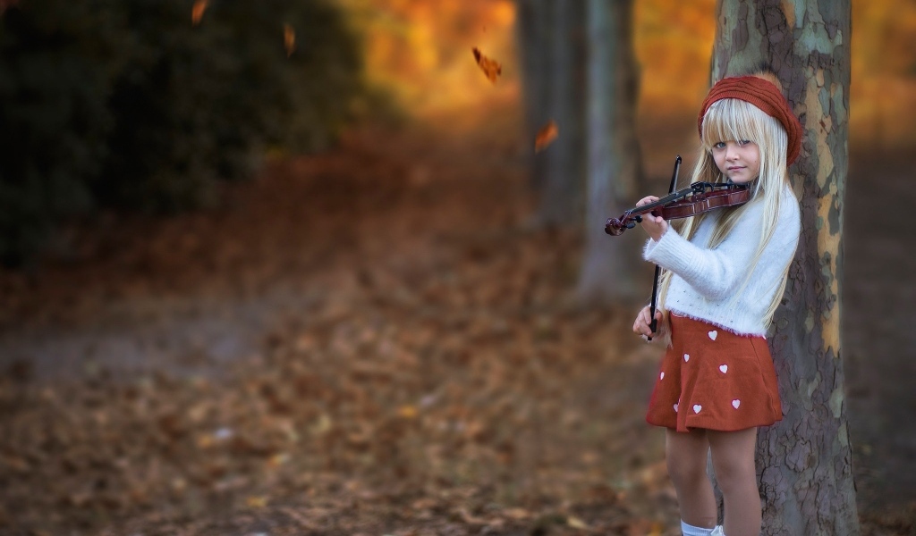 Девочка со скрипкой в парке