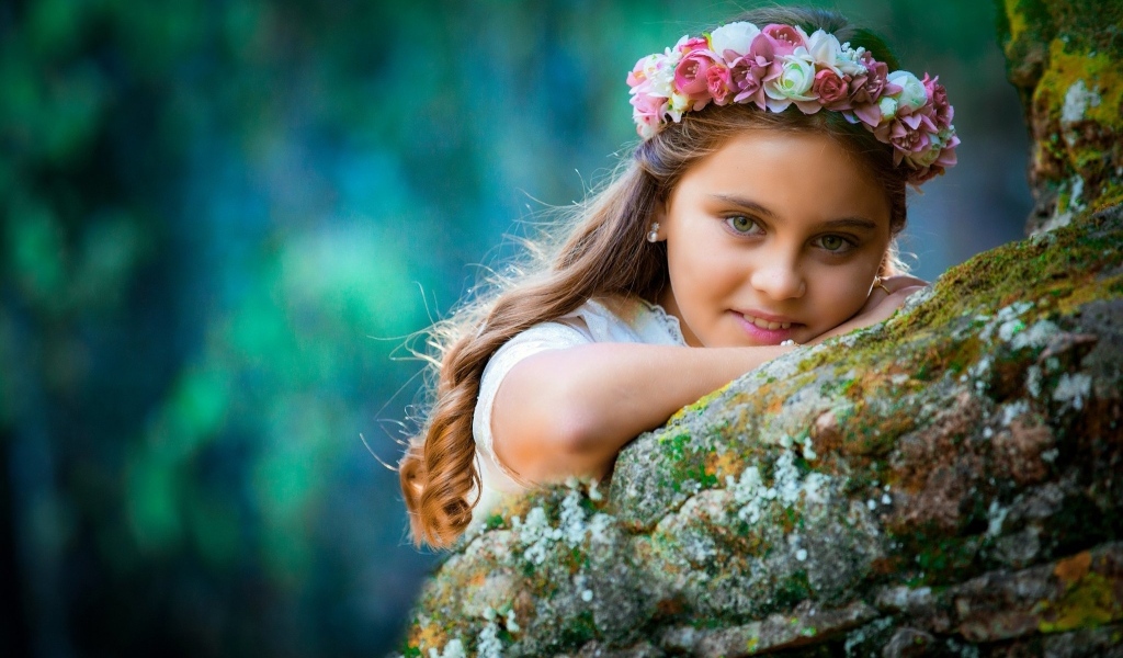 Девочка с венком на голове в саду