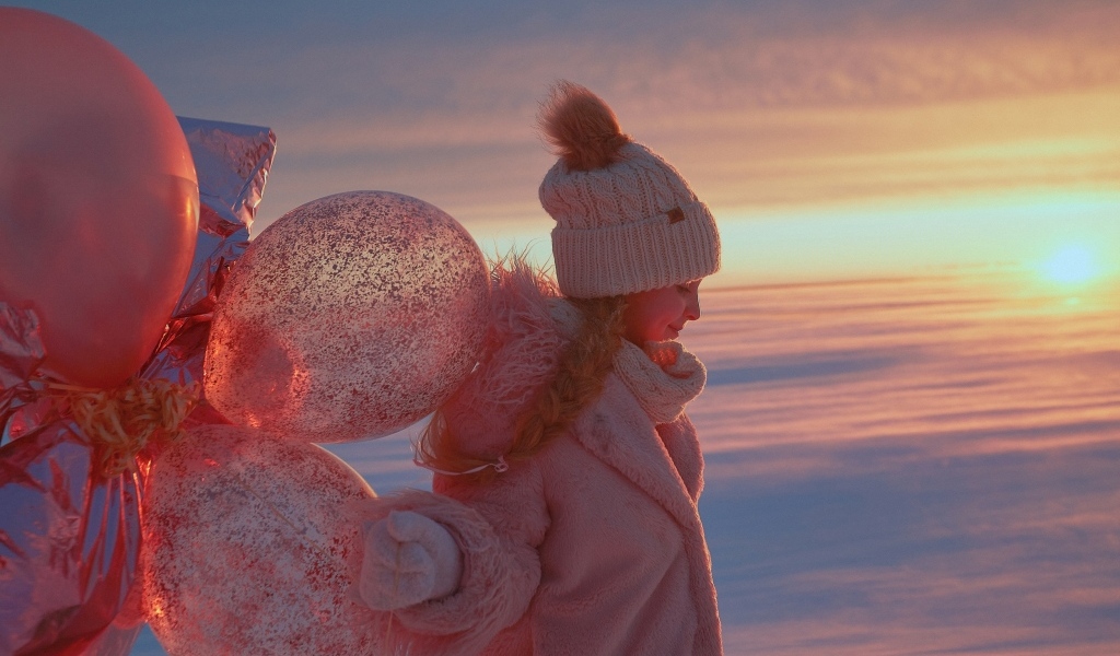 Девочка с шариками зимой