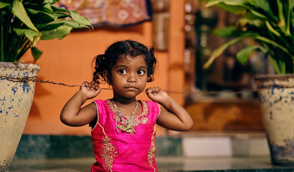Девочка индианка в розовом платье