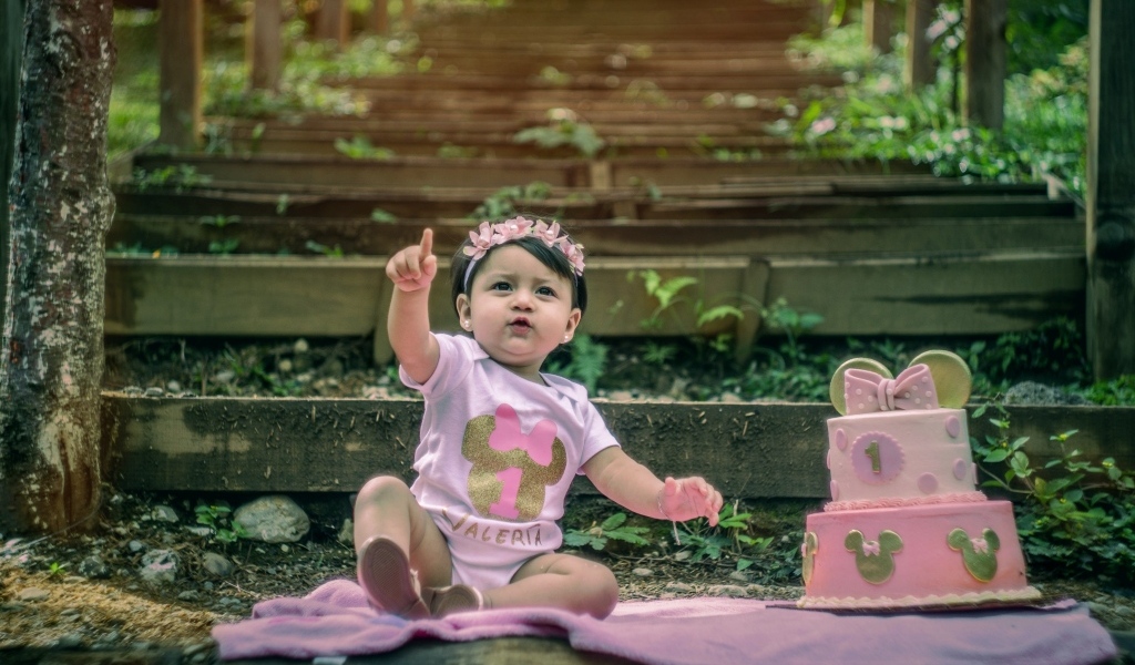 Маленькая девочка именинница с тортом