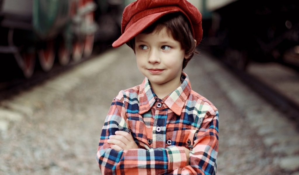 Маленький мальчик в красной кепке