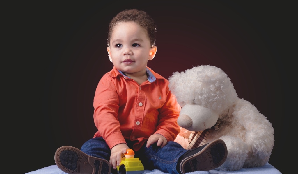 Маленький мальчик с большим игрушечным медведем