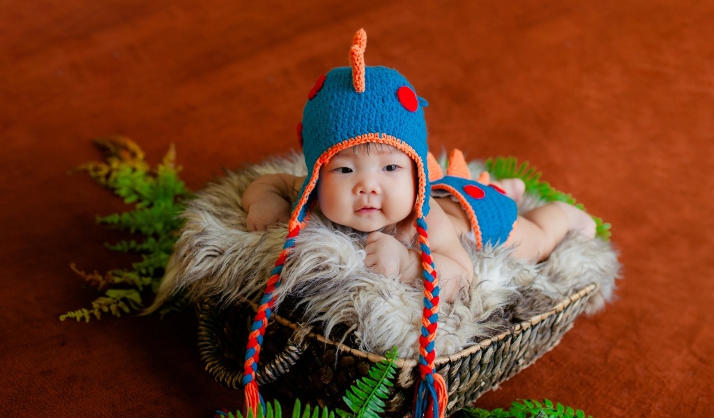 Маленький ребенок в смешной вязаной шапке