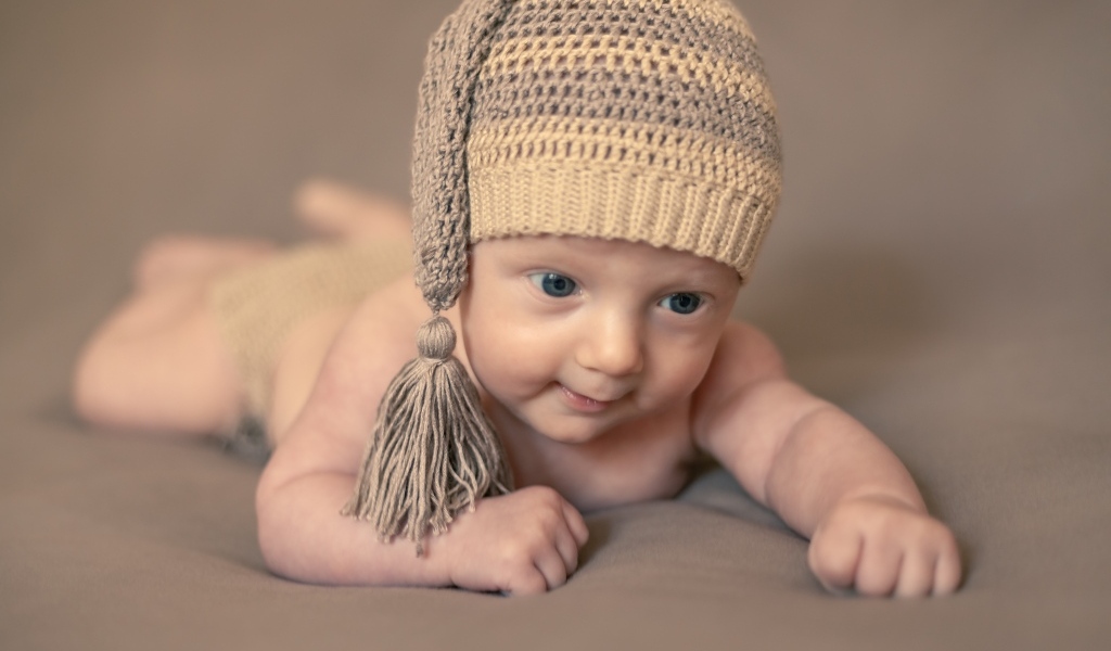 Маленький ребенок в вязаной шапке 