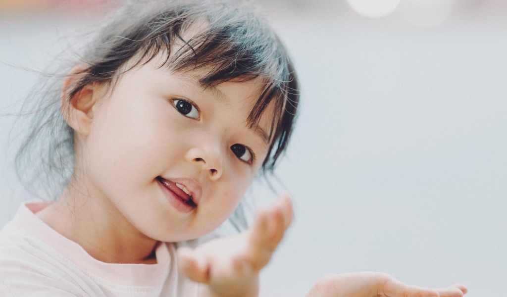 Маленькая милая кареглазая девочка