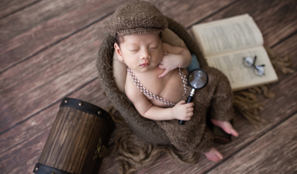 Маленький сыщик с сундуком и книгой