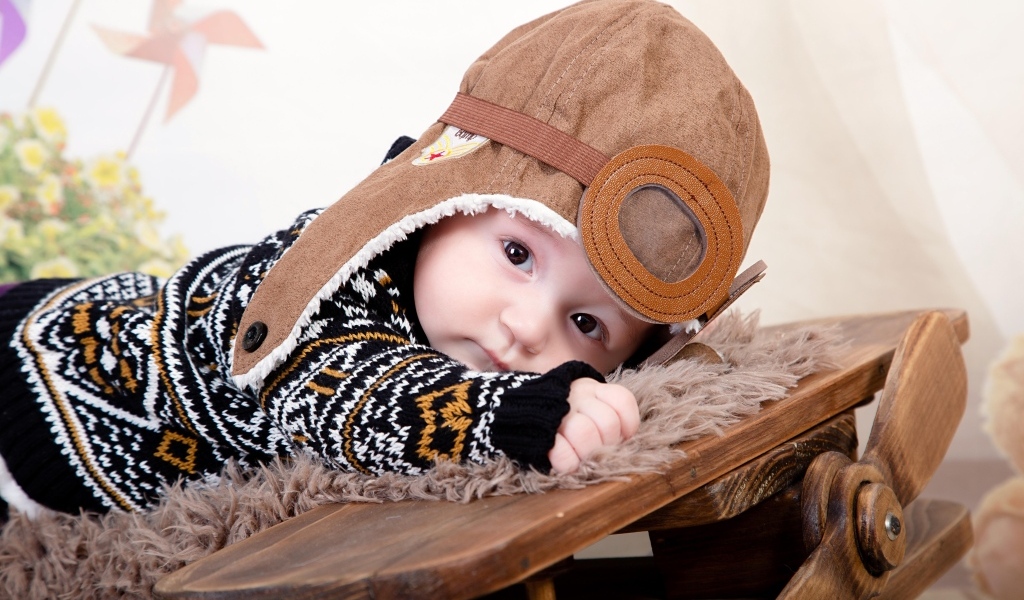 Маленький будущий летчик