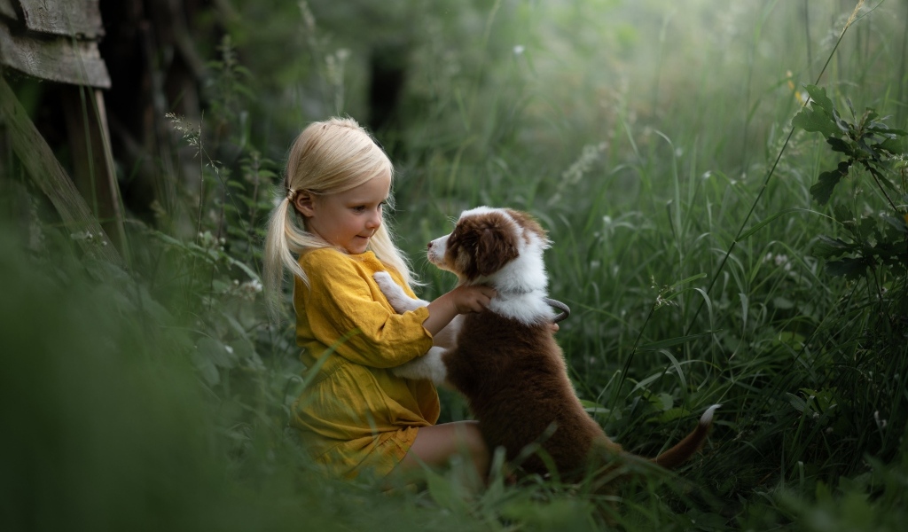 Маленькая девочка дружит со щенком
