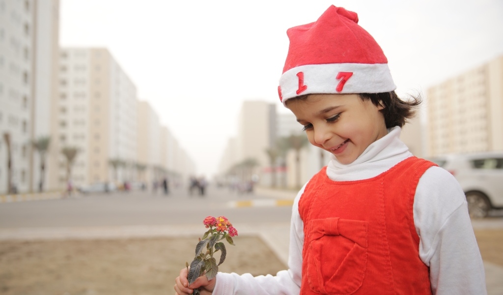 Маленькая девочка в новогоднем костюме