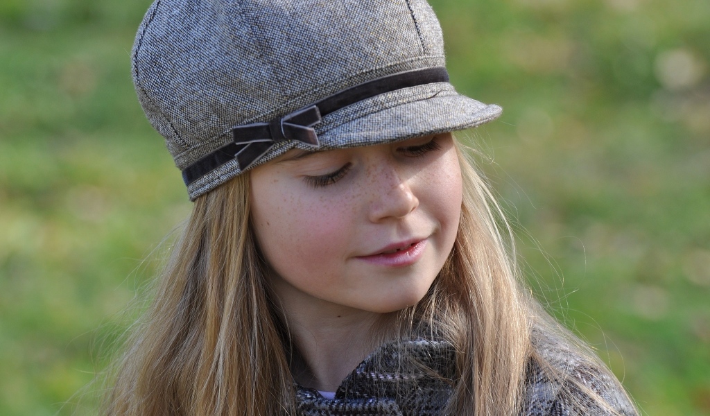 Маленькая девочка в серой кепке