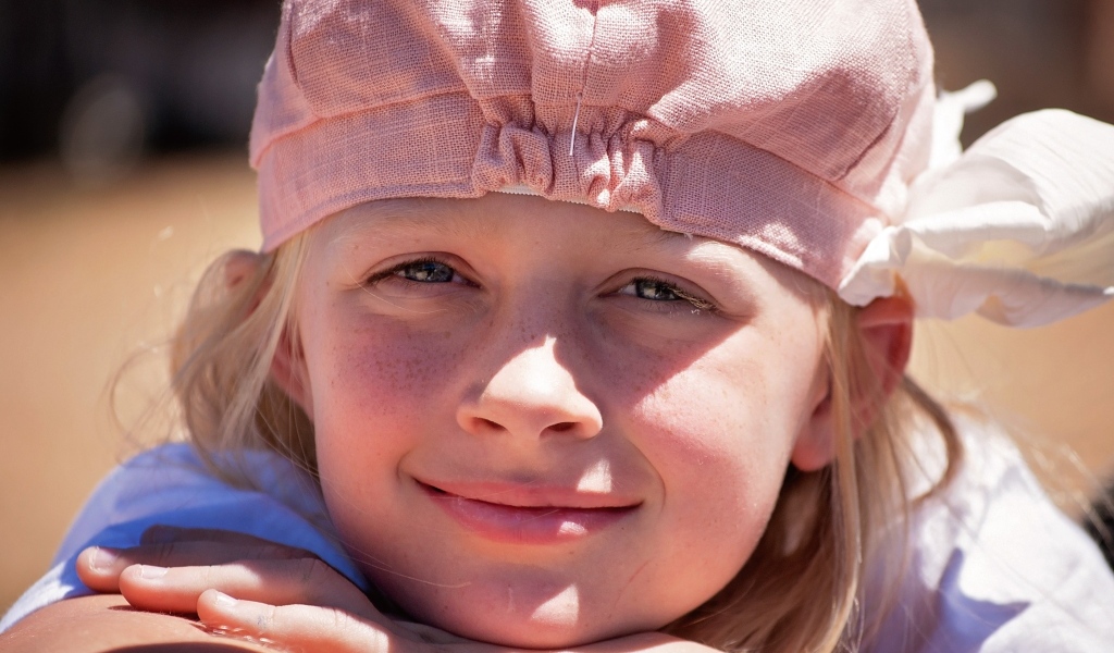 Маленькая девочка в розовой шапке