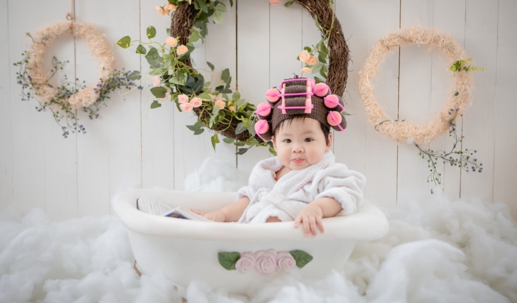 Маленькая девочка сидит в ванной