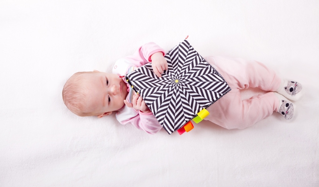 Маленькая девочка с книгой на белом фоне