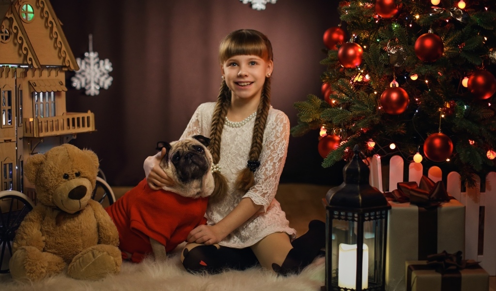 Маленькая девочка с собакой на новый год