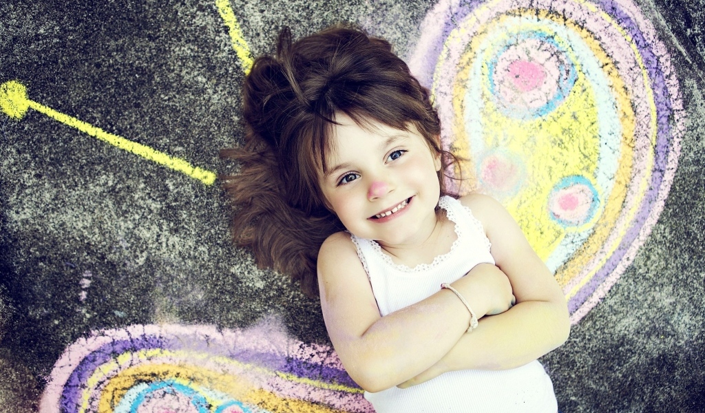 Маленькая девочка с нарисованными крыльями