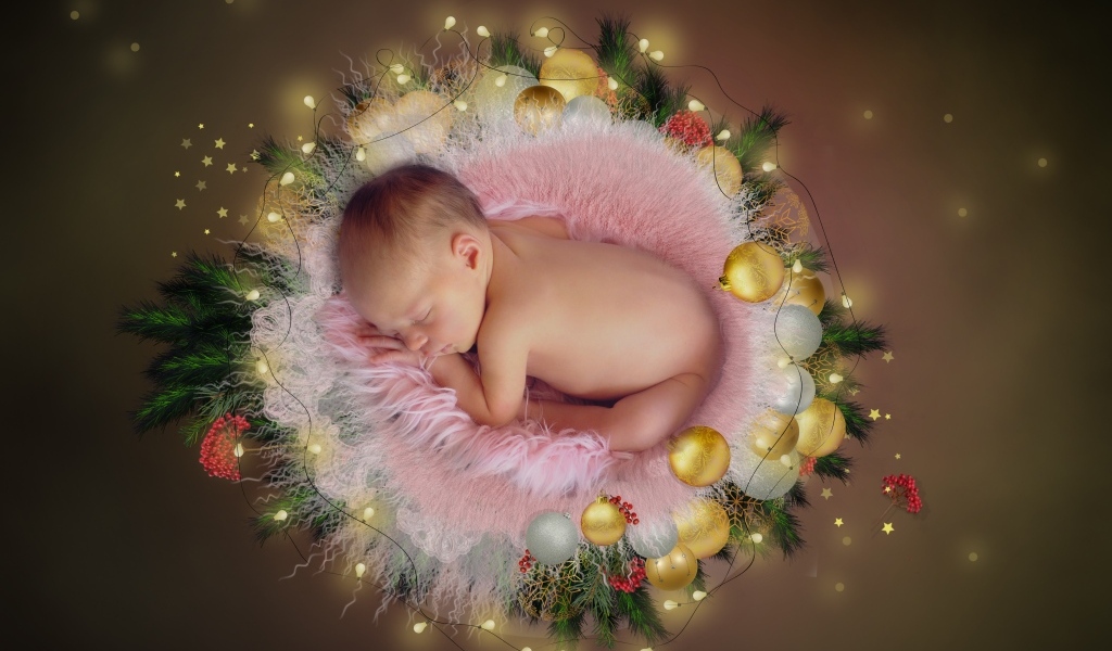 Маленький новорожденный малыш с гирляндой