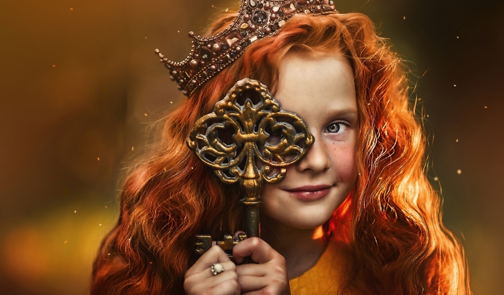 Рыжеволосая девочка с большим ключом