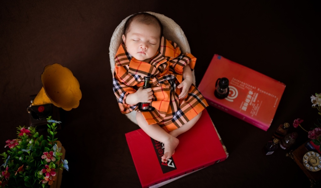 Серьезный спящий новорожденный малыш 