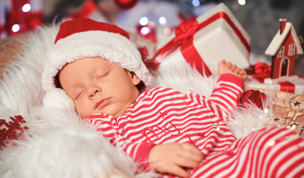 Спящий младенец в новогоднем костюме