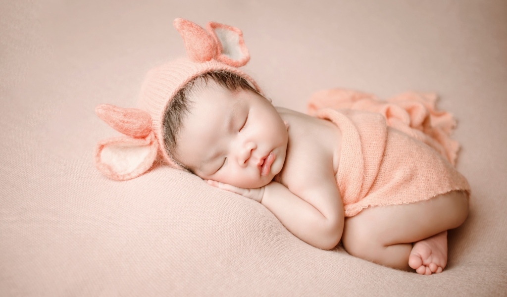 Спящий ребенок в милом костюме