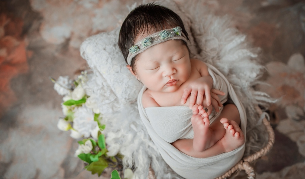 Спящий младенец в простыни 