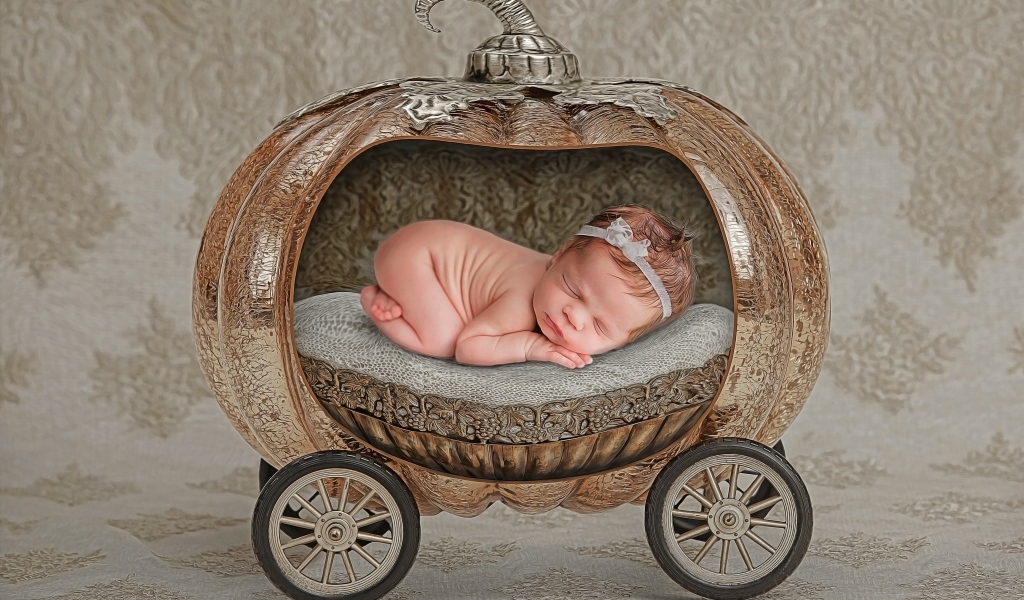 Спящий ребенок в игрушечной карете