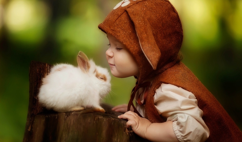 Маленький ребенок с декоративным кроликом