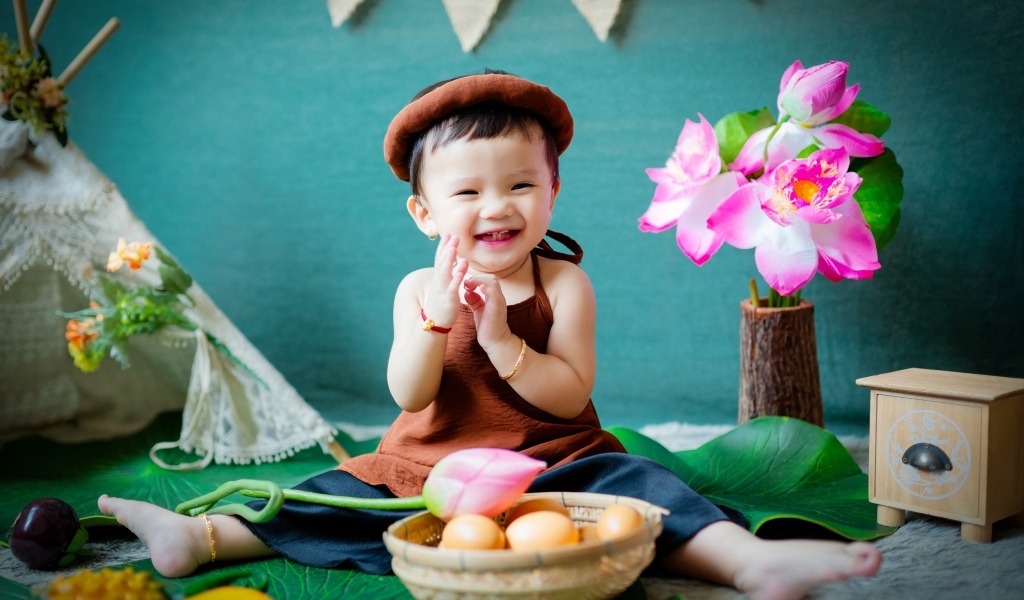 Улыбающийся мальчик с цветами 