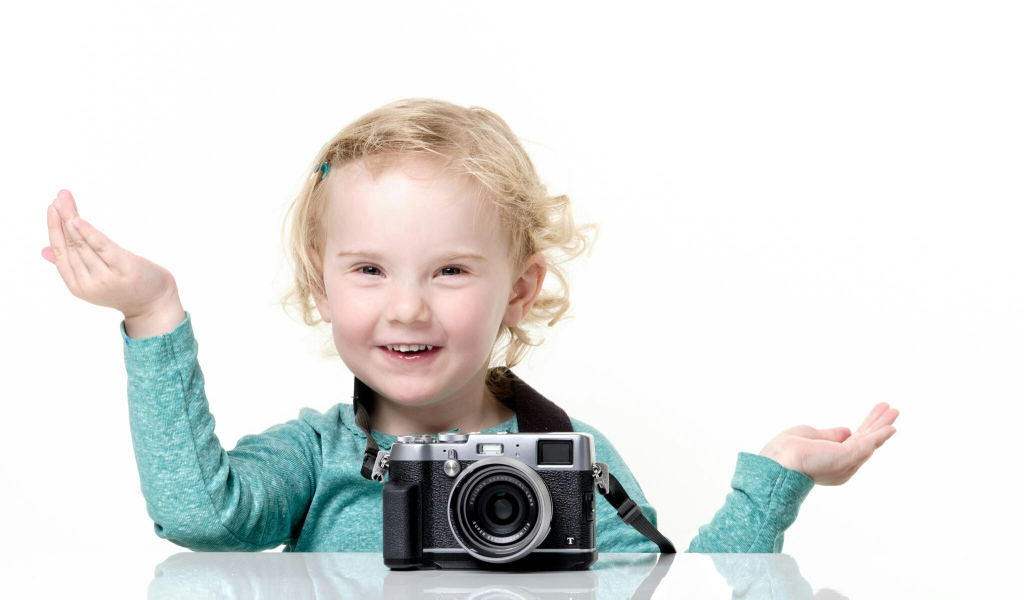 Улыбающаяся девочка с фотоаппаратом 