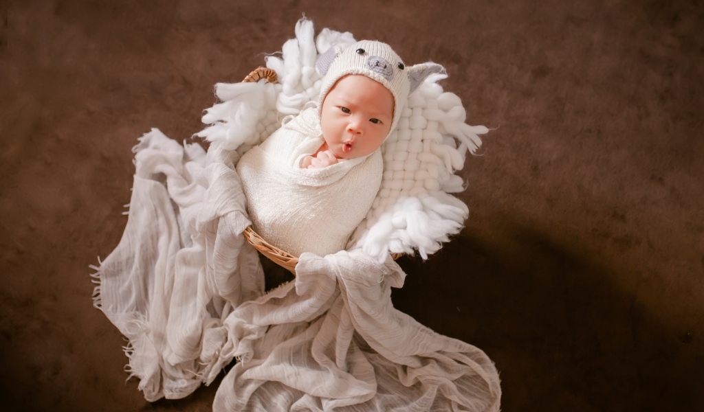 Удивленный новорожденный малыш 