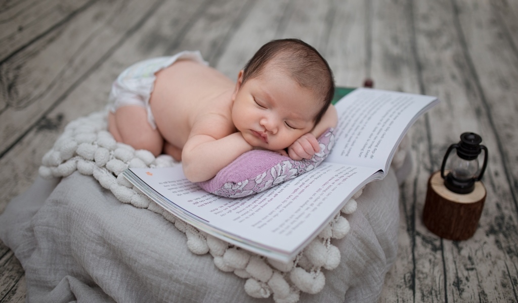 Сладкий сон малыша с книгой