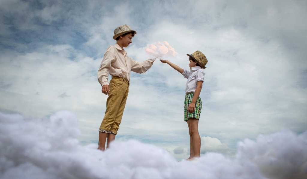Два мальчика стоят на белом облаке