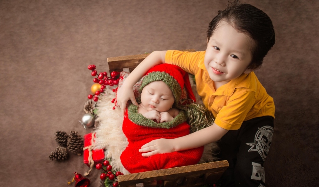 Два маленьких брата на фотосессии